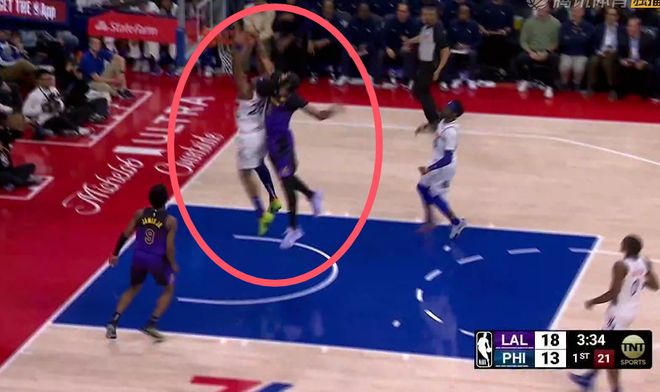 防守失误频现,球队有些手足无措 防守失误频现,球队有些手足无措