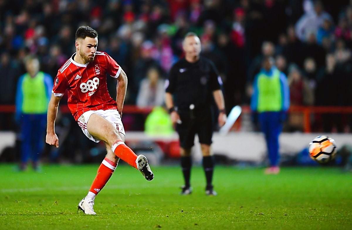 沙尔克04客场遭遇挑战,力保不败 沙尔克04客场遭遇挑战,力保不败