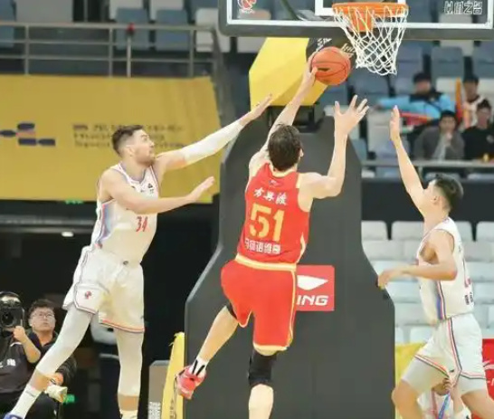 低迷状态结束,球队连胜打开胜利之门 低迷状态结束,球队连胜打开胜利之门