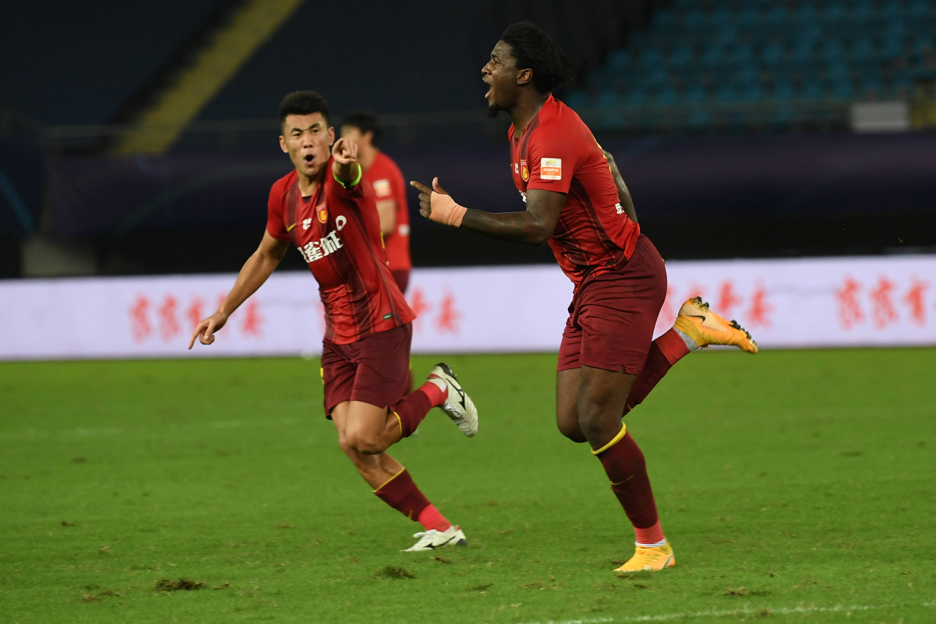 河北华夏幸福主场大胜大连人,获得三分 河北华夏幸福主场大胜大连人,获得三分