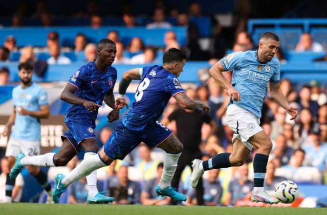 切尔西前锋破门得分,带领球队取胜 切尔西前锋破门得分,带领球队取胜