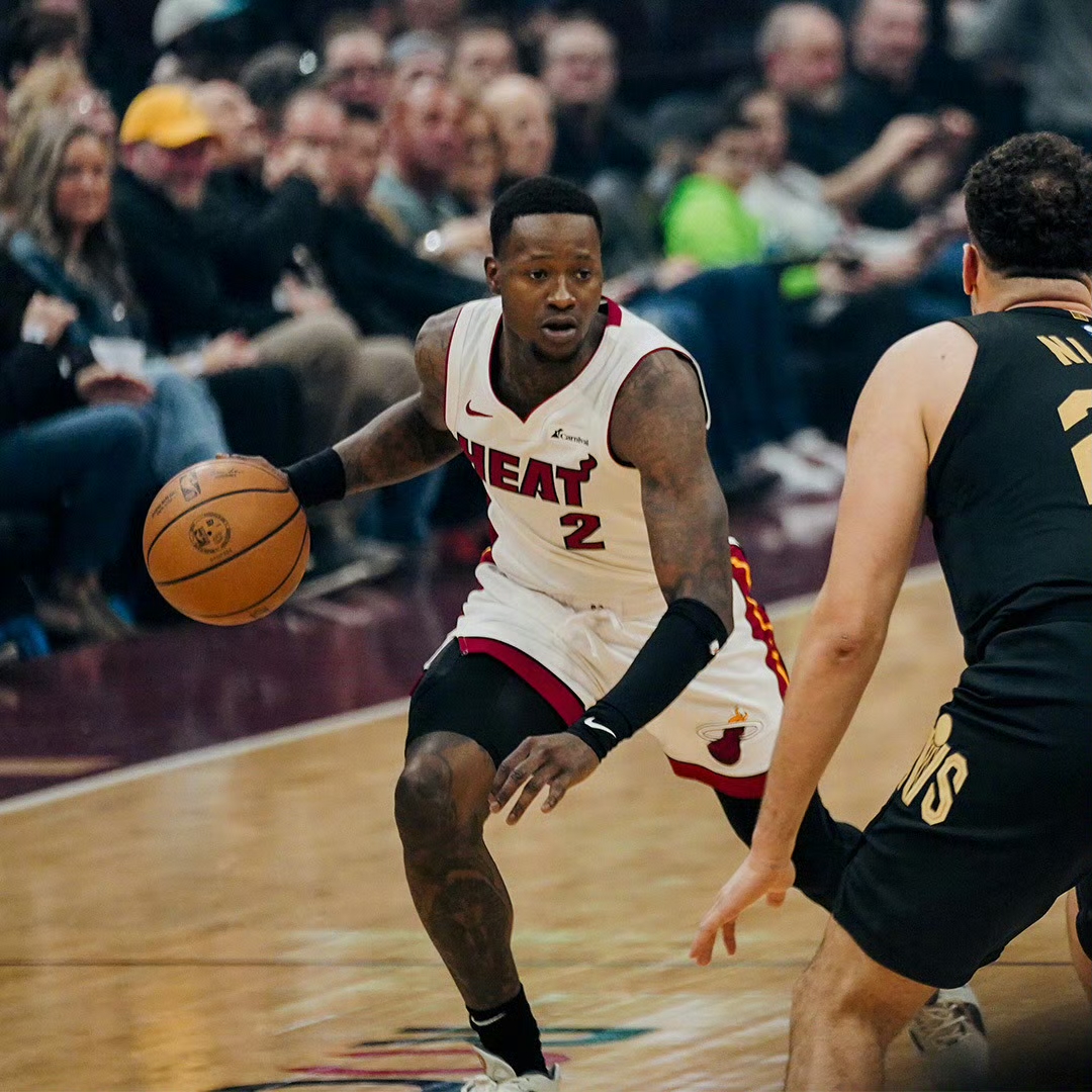 热火队球员在训练中展现出极高的团队合作精神和个人实力 热火队球员在训练中展现出极高的团队合作精神和个人实力