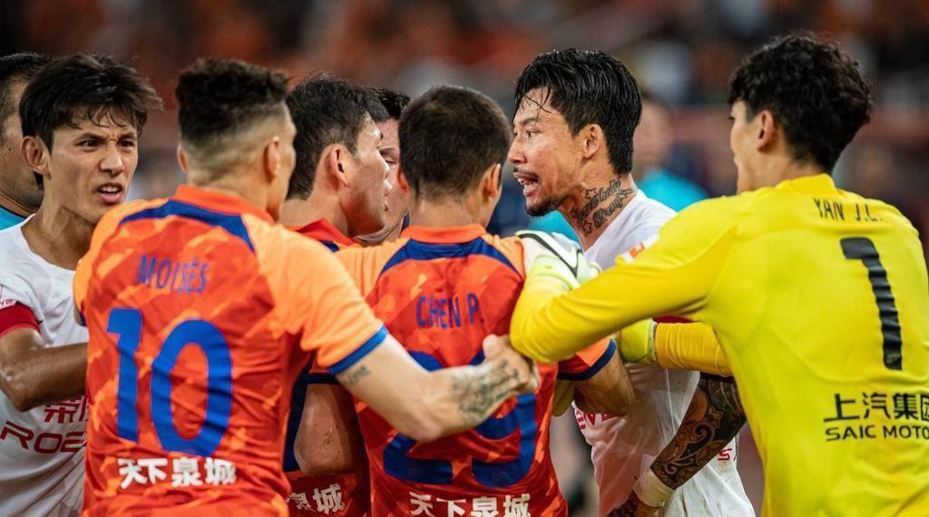 国内足球联赛中一场重要角逐引人瞩目 国内足球联赛中一场重要角逐引人瞩目