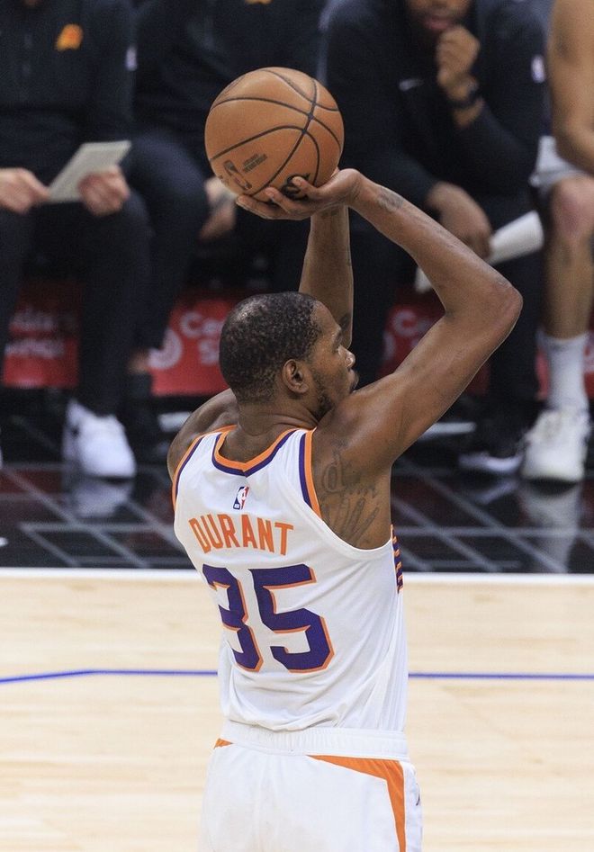 球星杜兰特在季后赛中展现出强大的实力 球星杜兰特在季后赛中展现出强大的实力