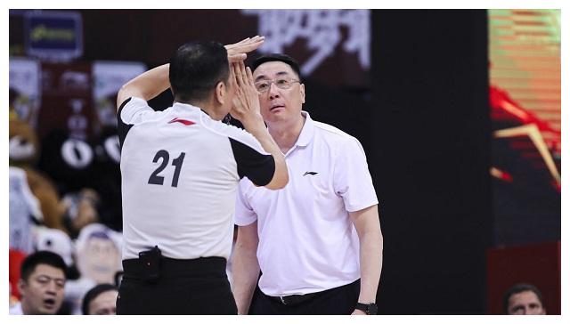 森林狼主帅大骂裁判,称其判罚有失公正 森林狼主帅大骂裁判,称其判罚有失公正