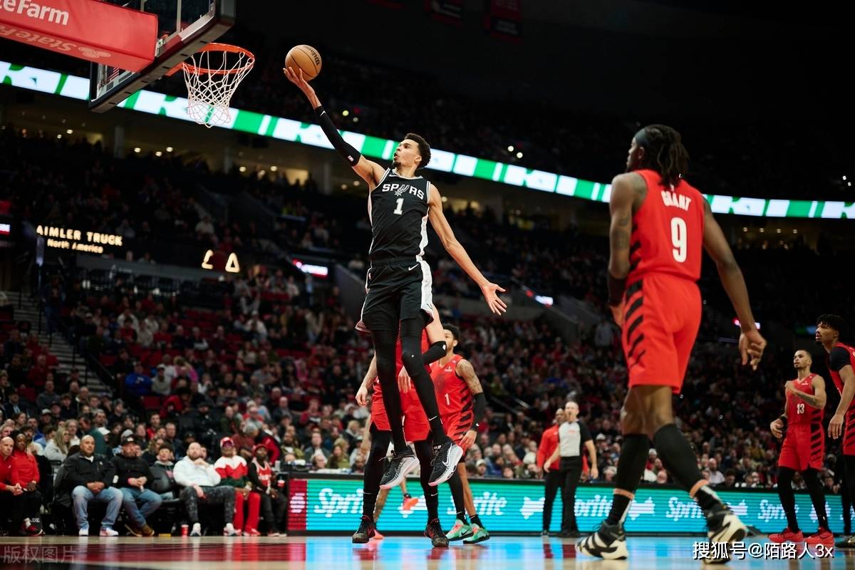 马刺痛宰开拓者,主场取得胜利 马刺痛宰开拓者,主场取得胜利