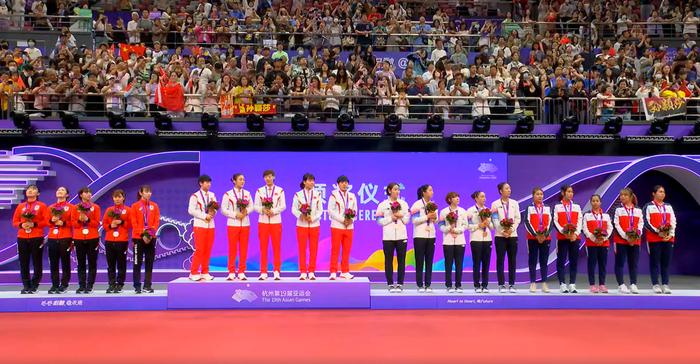 出色表现登上领奖台,全场欢腾 出色表现登上领奖台,全场欢腾