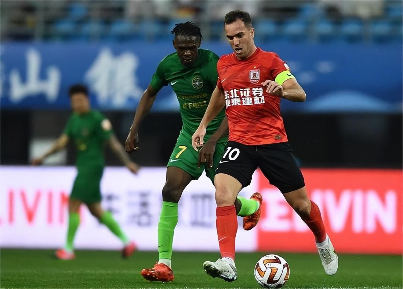 足球赛场上新一轮悍将纷纷登场 足球赛场上新一轮悍将纷纷登场