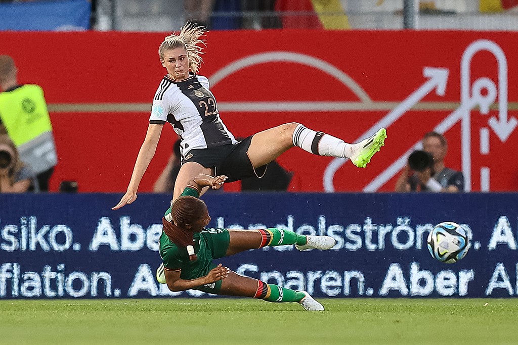 法国女足队在非洲锦标赛上演绝杀 法国女足队在非洲锦标赛上演绝杀