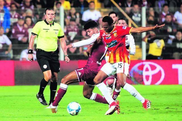 门兴顽强抵抗,力图在客场赢得关键比赛 门兴顽强抵抗,力图在客场赢得关键比赛