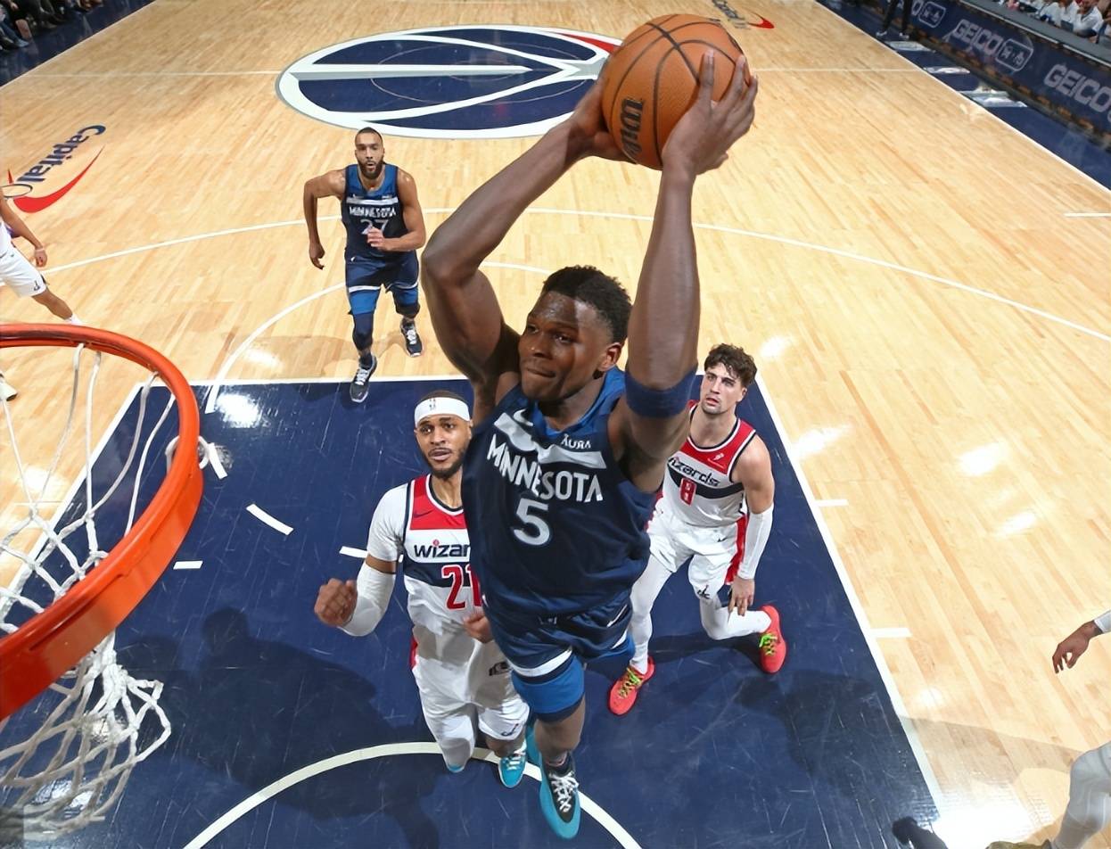 森林狼球员合力攻防球队取胜 森林狼球员合力攻防球队取胜