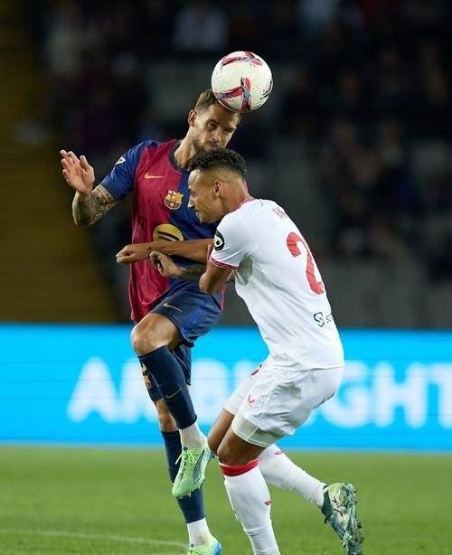 巴萨主力中锋受伤,缺席关键比赛 巴萨主力中锋受伤,缺席关键比赛