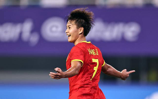 中国女足队员在国际比赛中展现强大实力 中国女足队员在国际比赛中展现强大实力