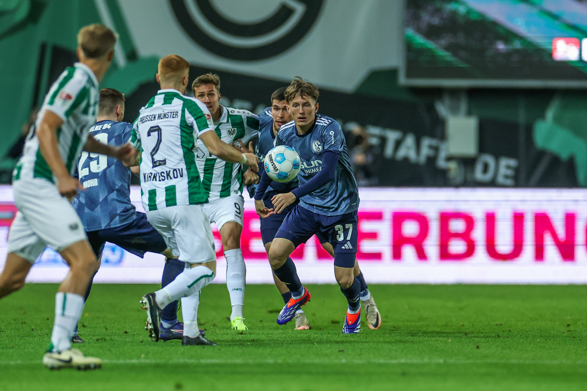 沙尔克球员们在主场展现出实力 沙尔克球员们在主场展现出实力