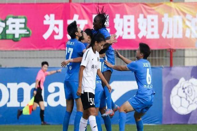 不莱梅主场大胜奥格斯堡,重回争冠行列 不莱梅主场大胜奥格斯堡,重回争冠行列