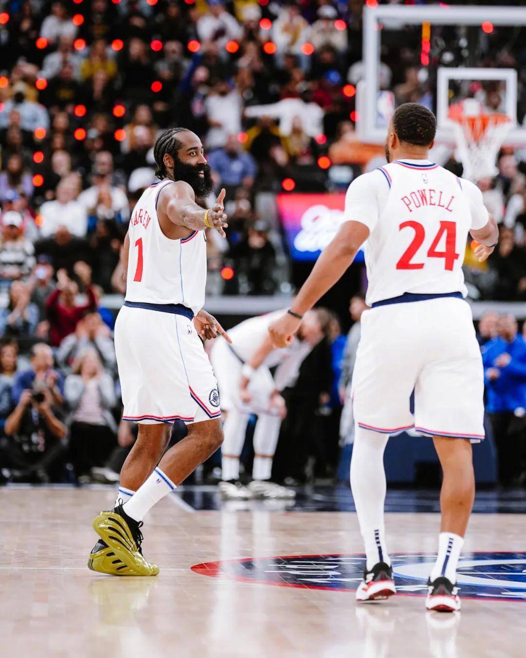 精彩瞬间回顾,球员表现获得一致好评 精彩瞬间回顾,球员表现获得一致好评