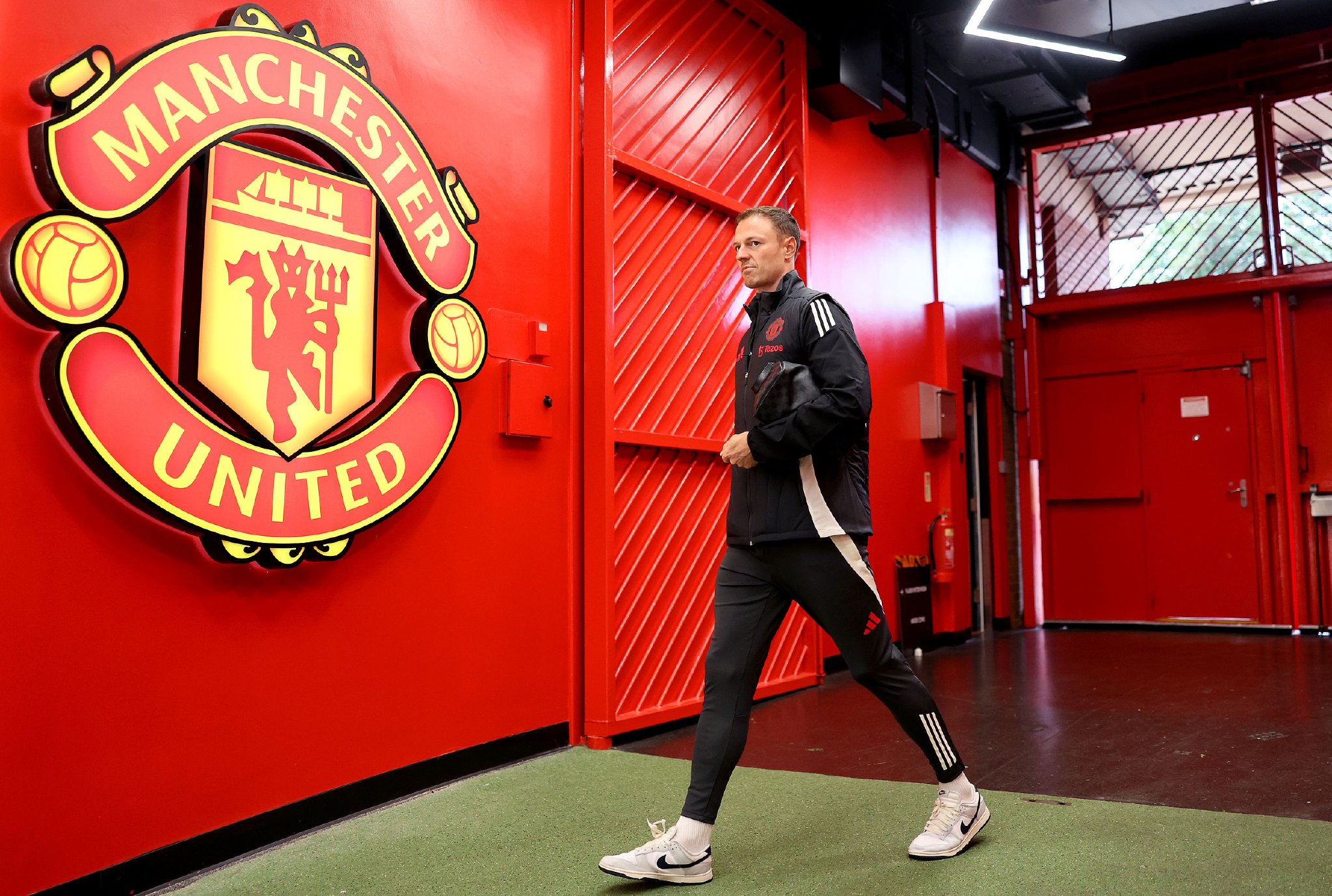 皇马主场大胜曼联，几乎锁定晋级