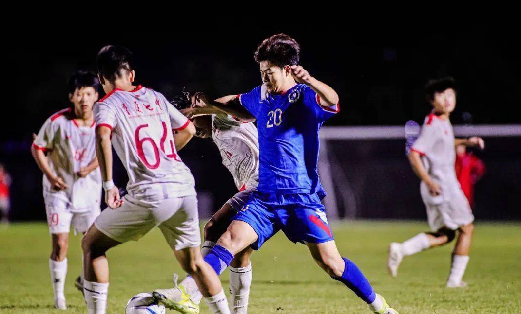 比赛焦灼激烈,球队顽强奋战取胜 比赛焦灼激烈,球队顽强奋战取胜