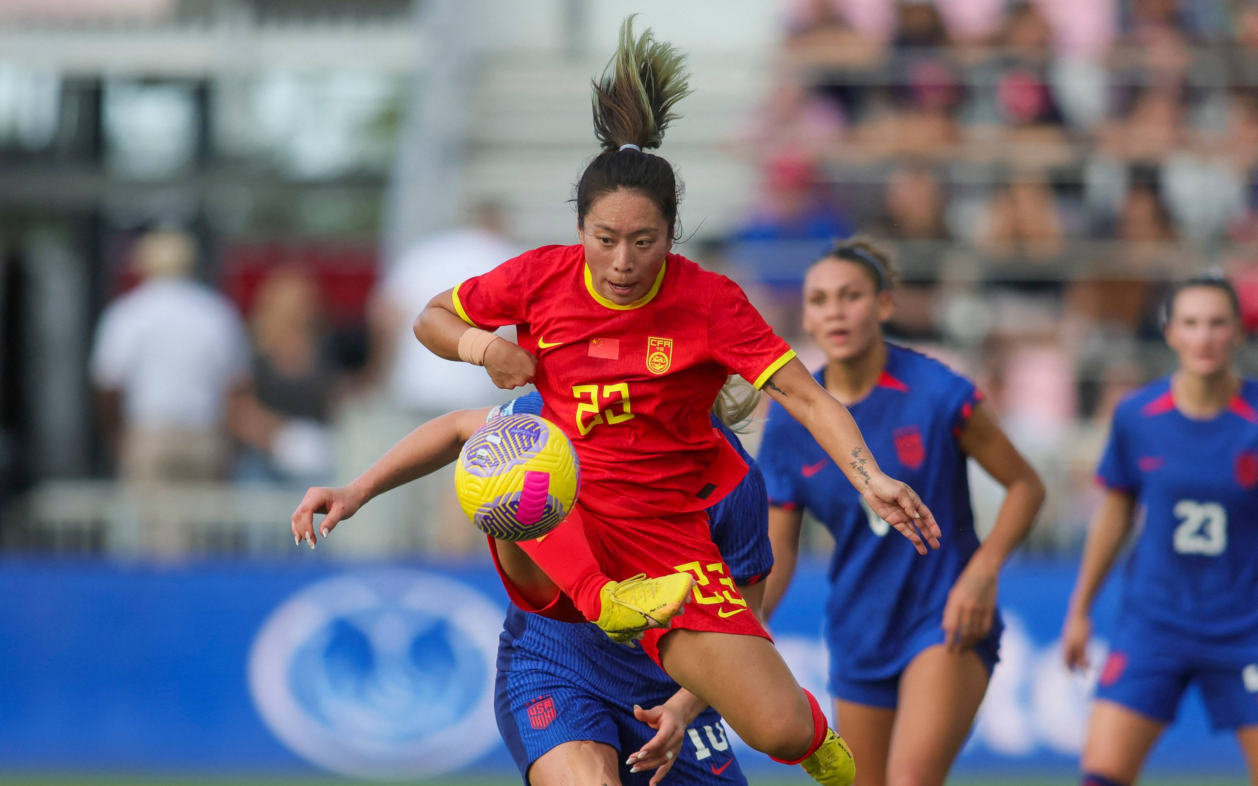 赛场之外,女足运动员充满斗志 赛场之外,女足运动员充满斗志