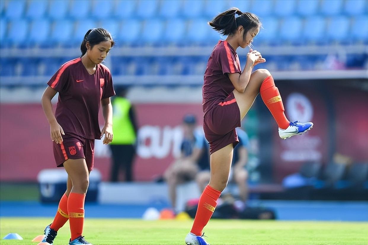 赛场之外,女足运动员充满斗志 赛场之外,女足运动员充满斗志