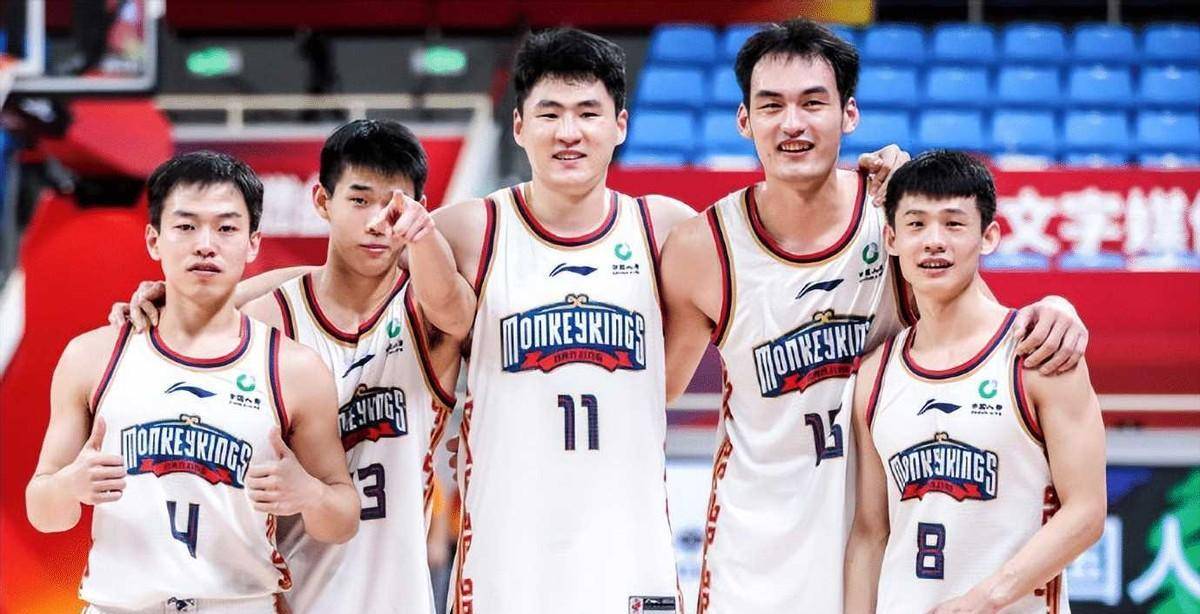 汉堡队员团结一心,取得胜利 汉堡队员团结一心,取得胜利