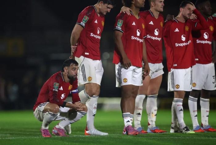 曼联主场不敌对手,遭遇连败 曼联主场不敌对手,遭遇连败