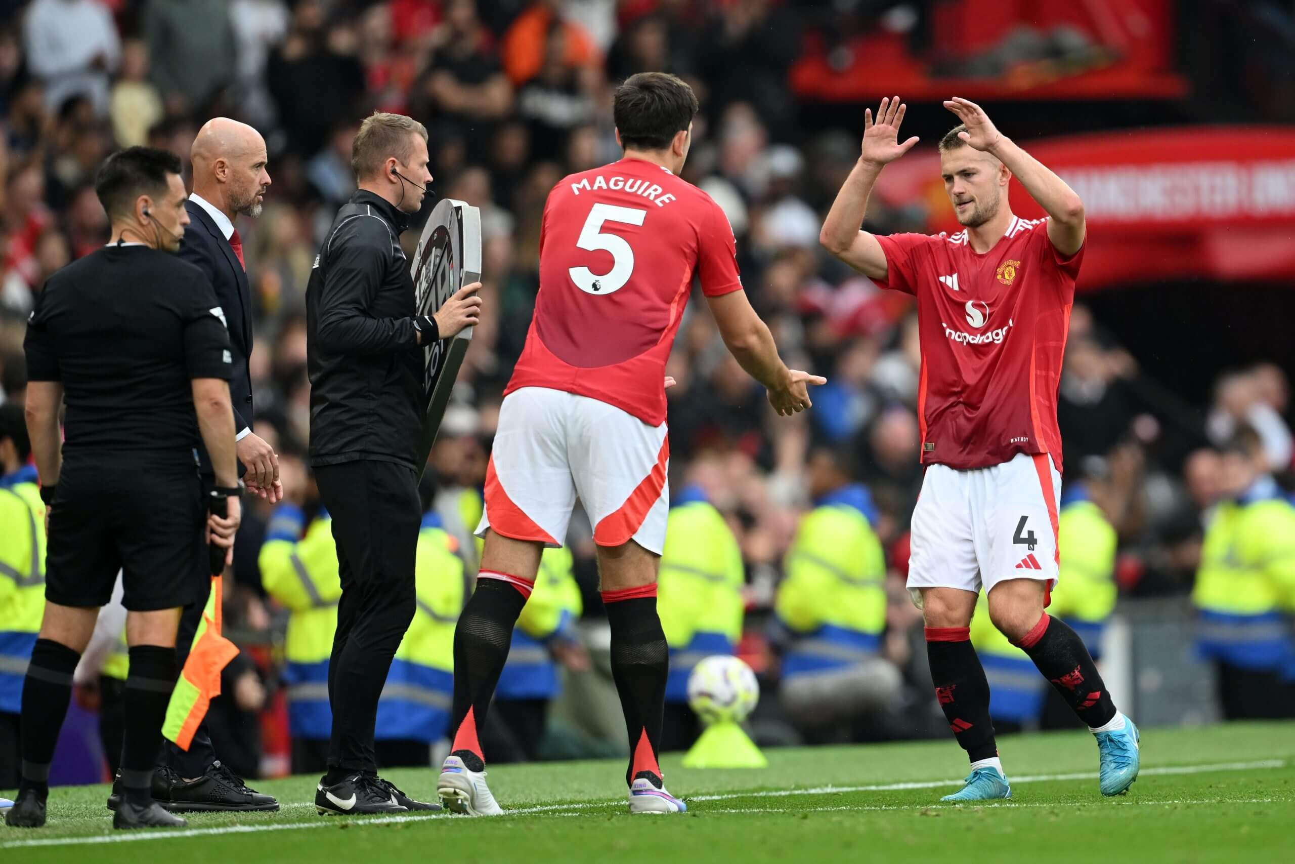 曼联主场不敌对手,遭遇连败 曼联主场不敌对手,遭遇连败