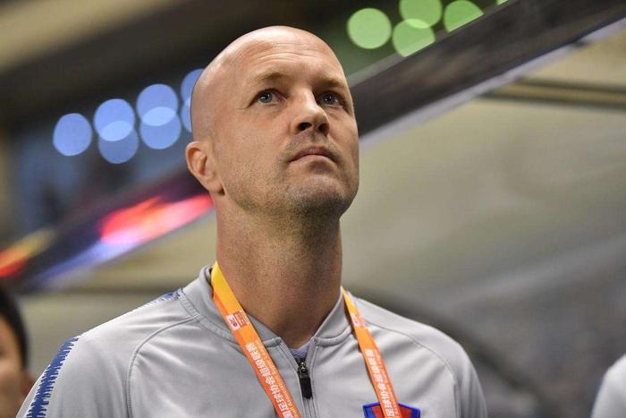 德信app-重庆斯威集训备战，主教练调整阵容战术