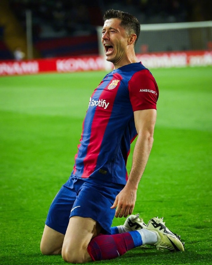 德信体育-瓦伦西亚中锋完成帽子戏法，为球队赢得胜利