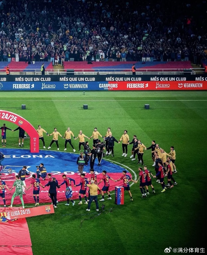 拥挤的体育场迎接足球赛季的到来 拥挤的体育场迎接足球赛季的到来