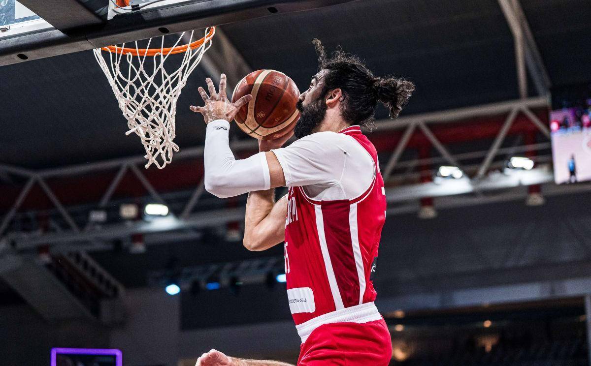 热火遭遇溃败,魔术队凭借内线优势控制全场 热火遭遇溃败,魔术队凭借内线优势控制全场