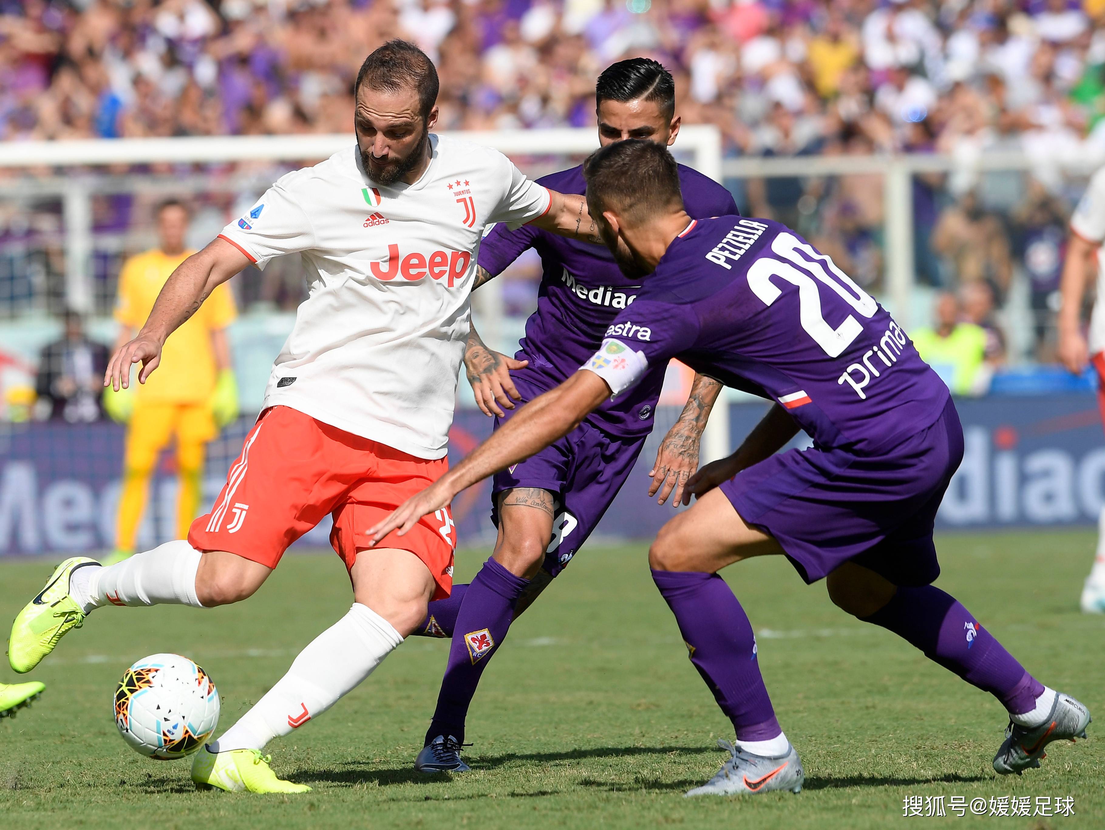 国际足球赛事频频上演精彩一幕,球员表现突出 国际足球赛事频频上演精彩一幕,球员表现突出