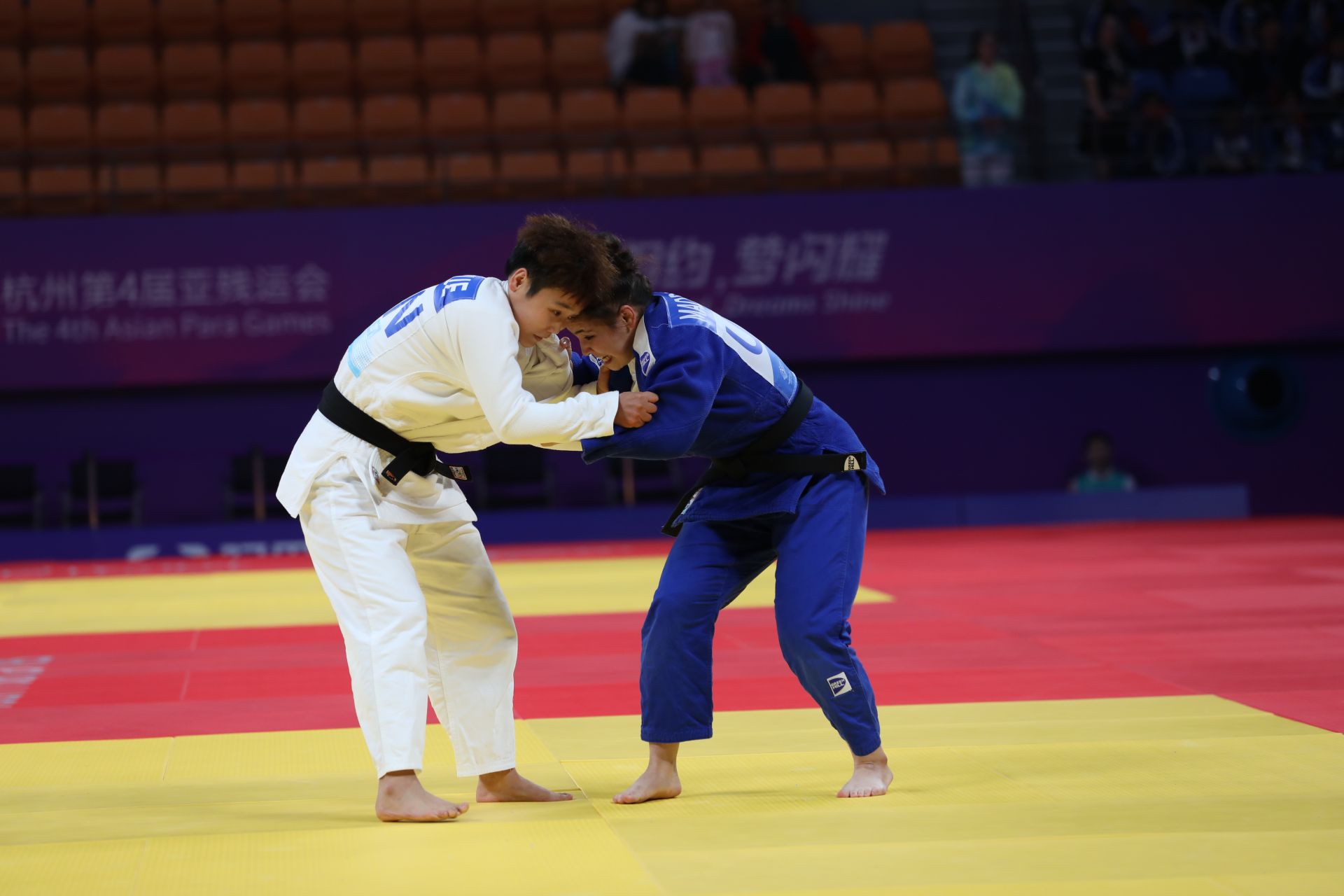 柔道比赛选手体现出色技术过硬 柔道比赛选手体现出色技术过硬