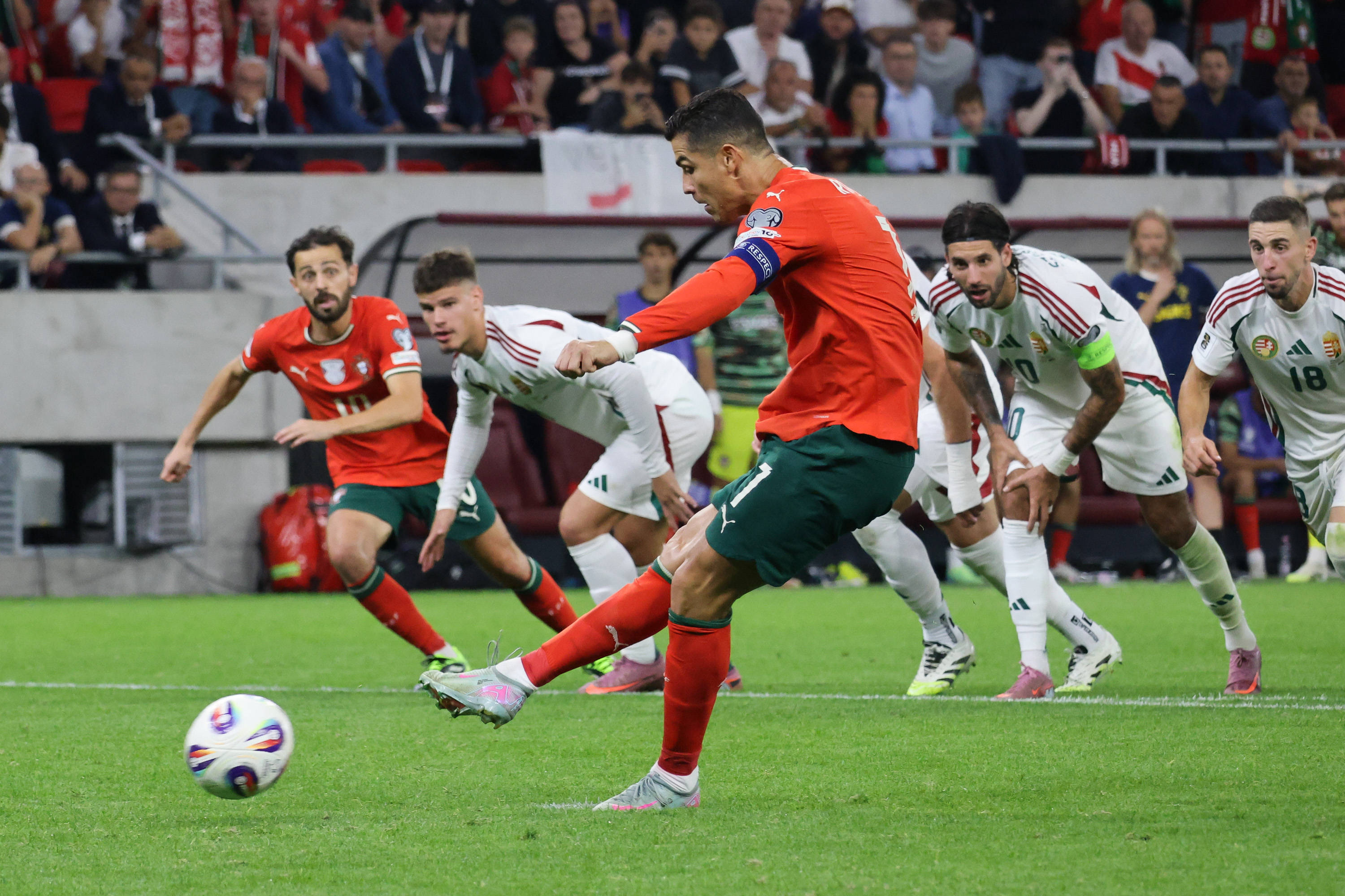 匈牙利队力拼到底,勉强取胜 匈牙利队力拼到底,勉强取胜